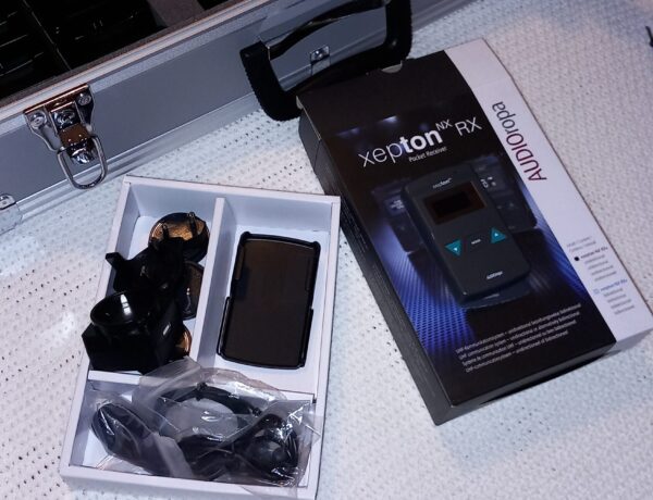 FM-Anlage Xepton 2.4 mit Empfangsgerät RX in Box mit Zusatzgeräten (Clip,div.Stecker. USB-Ladekabel, Ohrstöpsel,Trageband)